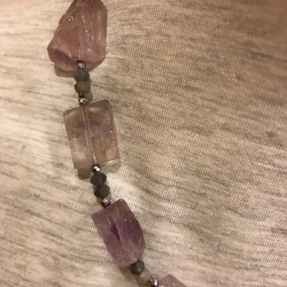 Graduated light roughly cut amethyst bead necklace - Picture 4 of 4